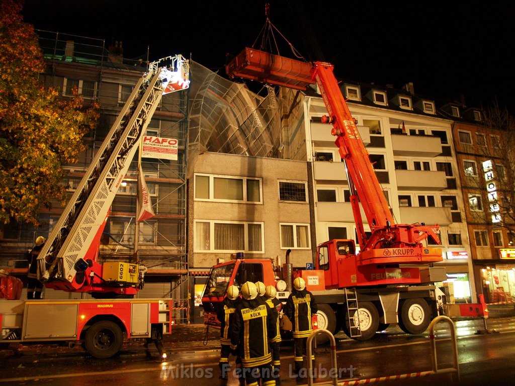 Sturm 3 Geruest droht auf die Strasse zu stuerzen Koeln Kalk Kalker Hauptstr   P160.JPG